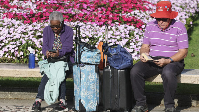 Dos viajeros jubilados descansan en un banco en Bilbao al inicio de los viajes del Imserso. EFE/Luis Tejido
