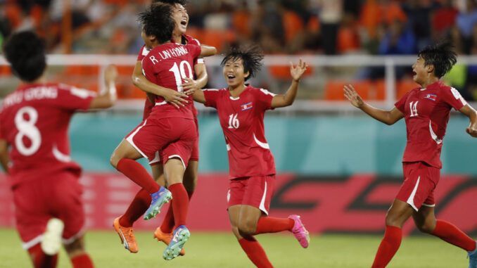 Jugadoras de Corea del Norte celebran un gol de Un-Hyang Ro en un partido por la semifinal de la Copa Mundial Femenina sub-17. EFE/ Diana Sánchez
