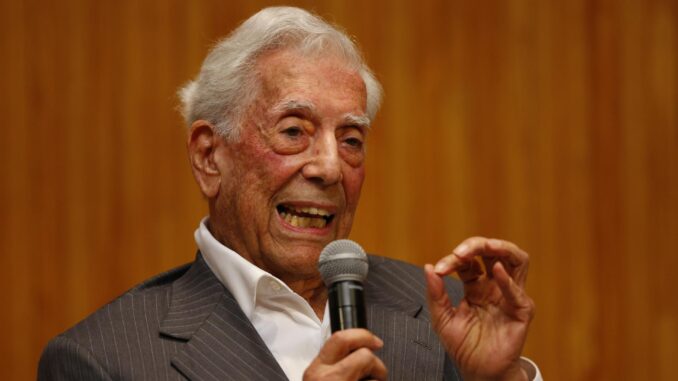 El escritor peruano, Mario Vargas Llosa, en una imagen de archivo. EFE/ Francisco Guasco
