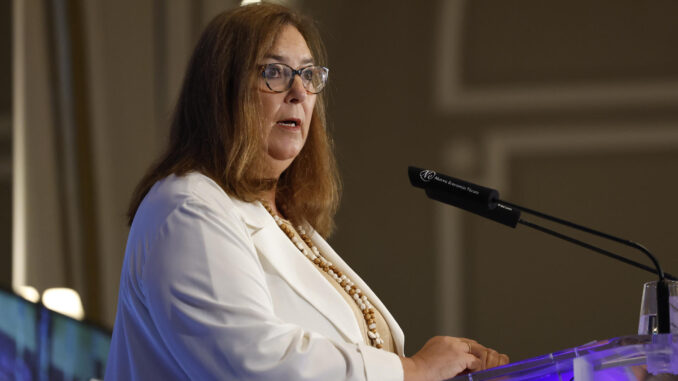 La presidenta de la Asociación Víctimas del Terrorismo (AVT), Maite Araluce interviene en un desayuno informativo celebrado este jueves en Madrid. EFE/ Mariscal
