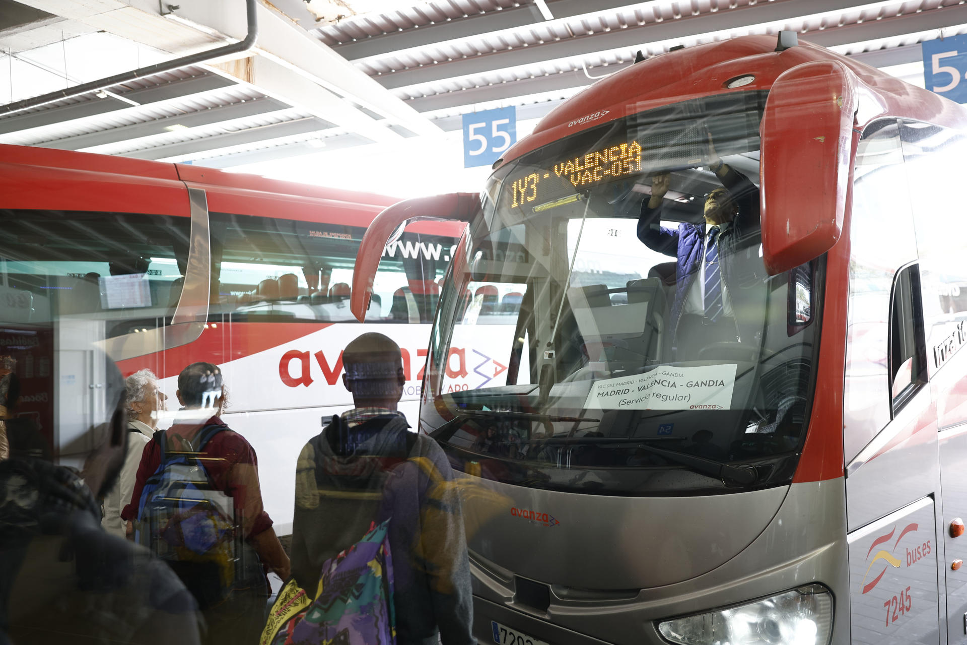 Los pasajeros suben a un autobús de Avanza en la estación Sur de autobuses en Madrid, donde este jueves a las 12:00 horas sale hacia Valencia un autobús de la compañía, tras haber estado suspendidos todos los servicios que van a Levante debido a las inundaciones. EFE/ Rodrigo Jiménez
