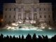 Turistas contemplan la Fontana de Trevi, en Roma, iluminada de noche. EFE/Alessandro Di Meo/Archivo