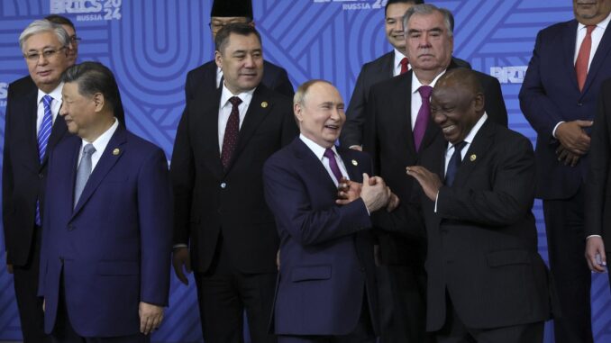 Los líderes del grupo de los BRICS, entre ellos el ruso Vladimir Putin en el centro, este jueves en Kazan. EFE/EPA/MAXIM SHIPENKOV
