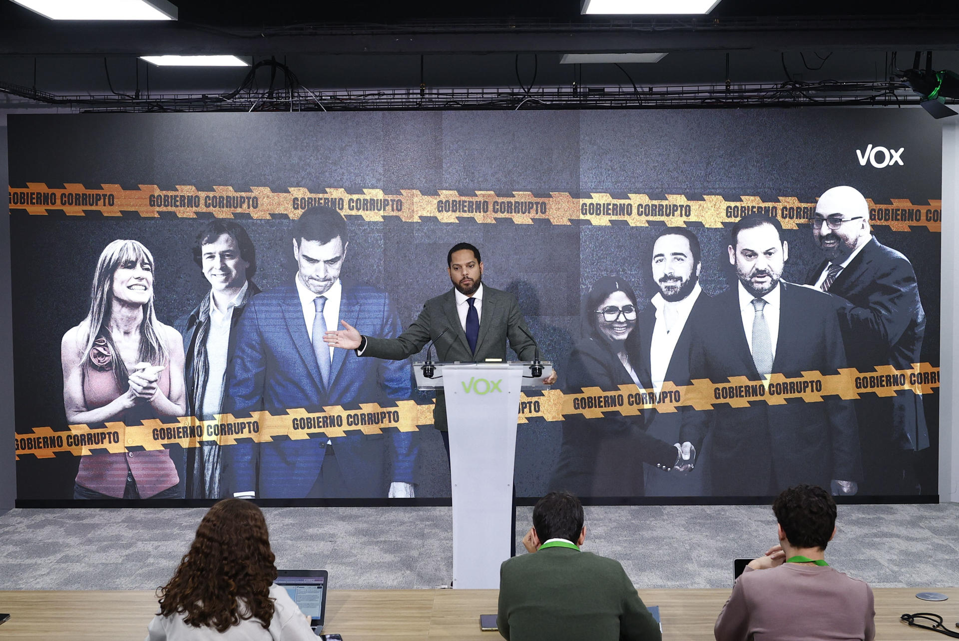 El secretario de organización de Vox, Ignacio Garriga, durante la rueda de prensa celebrada este lunes en la sede del partido en Madrid. EFE/ Rodrigo Jiménez
