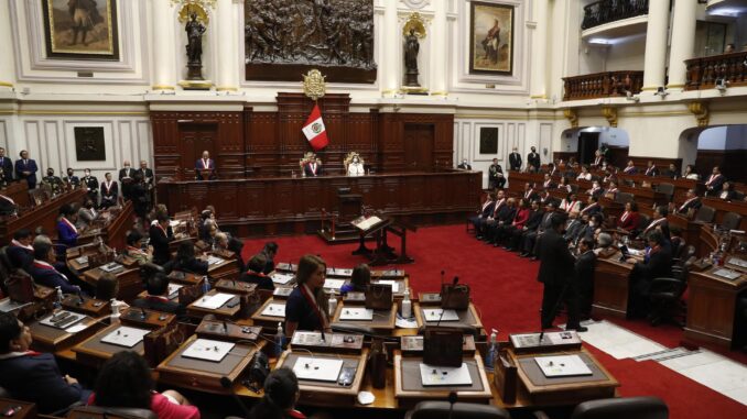 Fotografía de archivo que muestra una vista general del pleno del Congreso peruano, en Lima (Perú). EFE/ Paolo Aguilar
