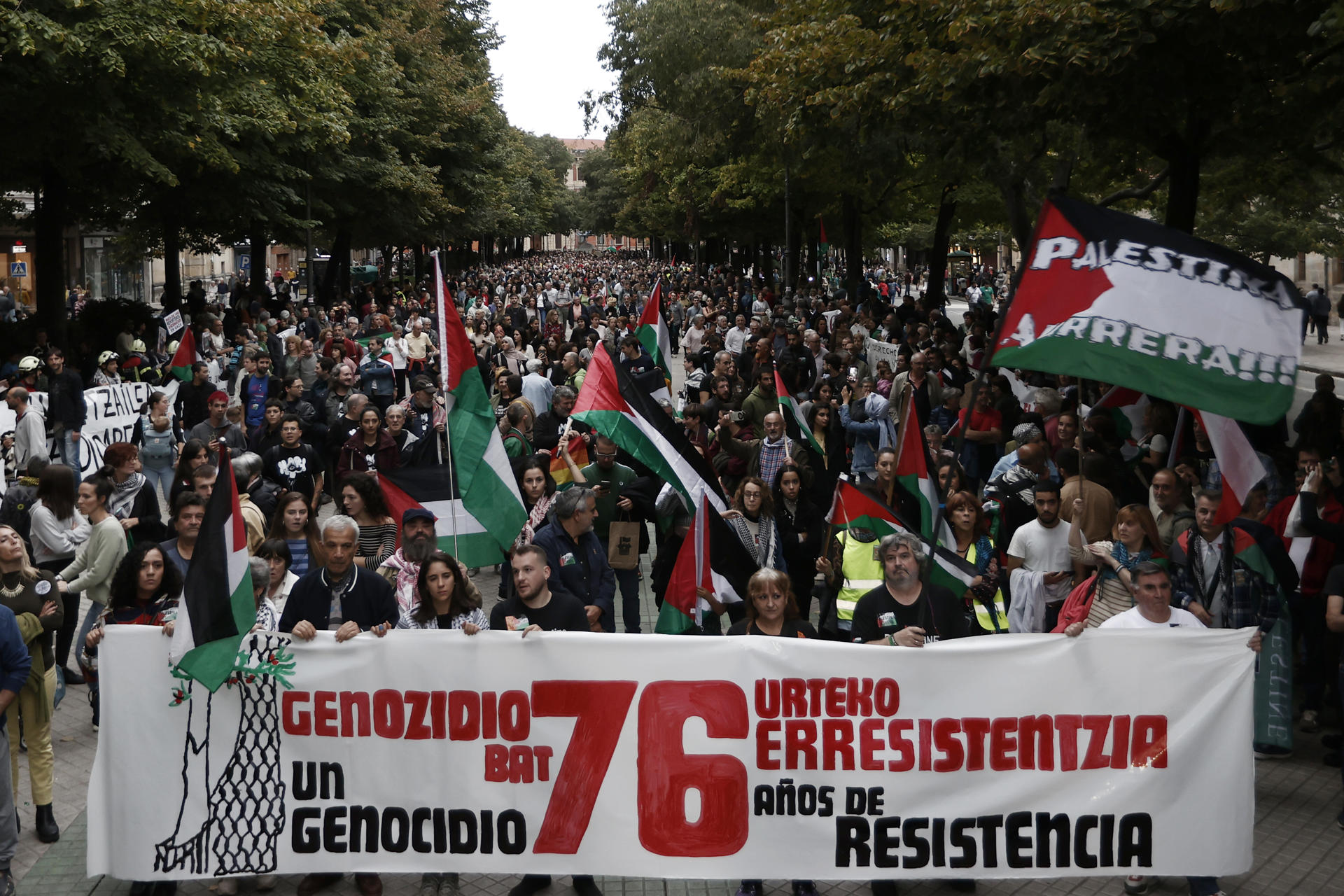 Miles de personas han pedido en las calles de Pamplona el cese del "genocidio" en Palestina y la aplicación de sanciones a Israel "por incumplir el derecho internacional". Ha sido en una de las manifestaciones convocadas en diferentes ciudades españolas por diferentes grupos y plataformas solidarias con Palestina, en nombre de las cuales, la activista Lidón Soriano, ha explicado a los periodistas que la marcha pretendía "recordar a los Gobiernos que tienen la obligación de cumplir con las resoluciones internacionales" en contra de los ataques de Israel en Palestina.EFE/ Jesus Diges
