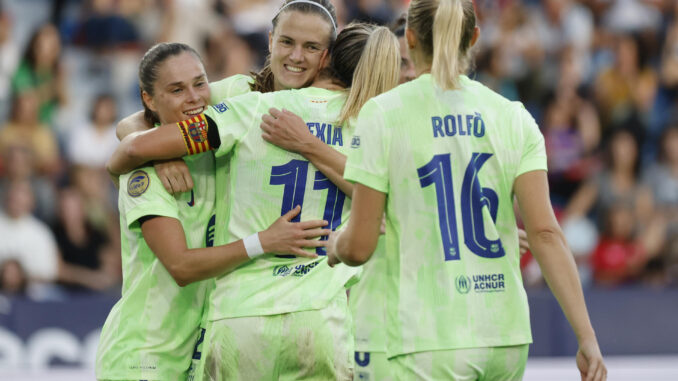 La defensa del Barcelona Irene Paredes (2-i) celebra con sus compañeras tras marcar el 1-4, durante el partido de la séptima jornada de LaLiga F que Levante y Barcelona disputan este domingo en el estadio Ciutat de València. EFE/Ana Escobar
