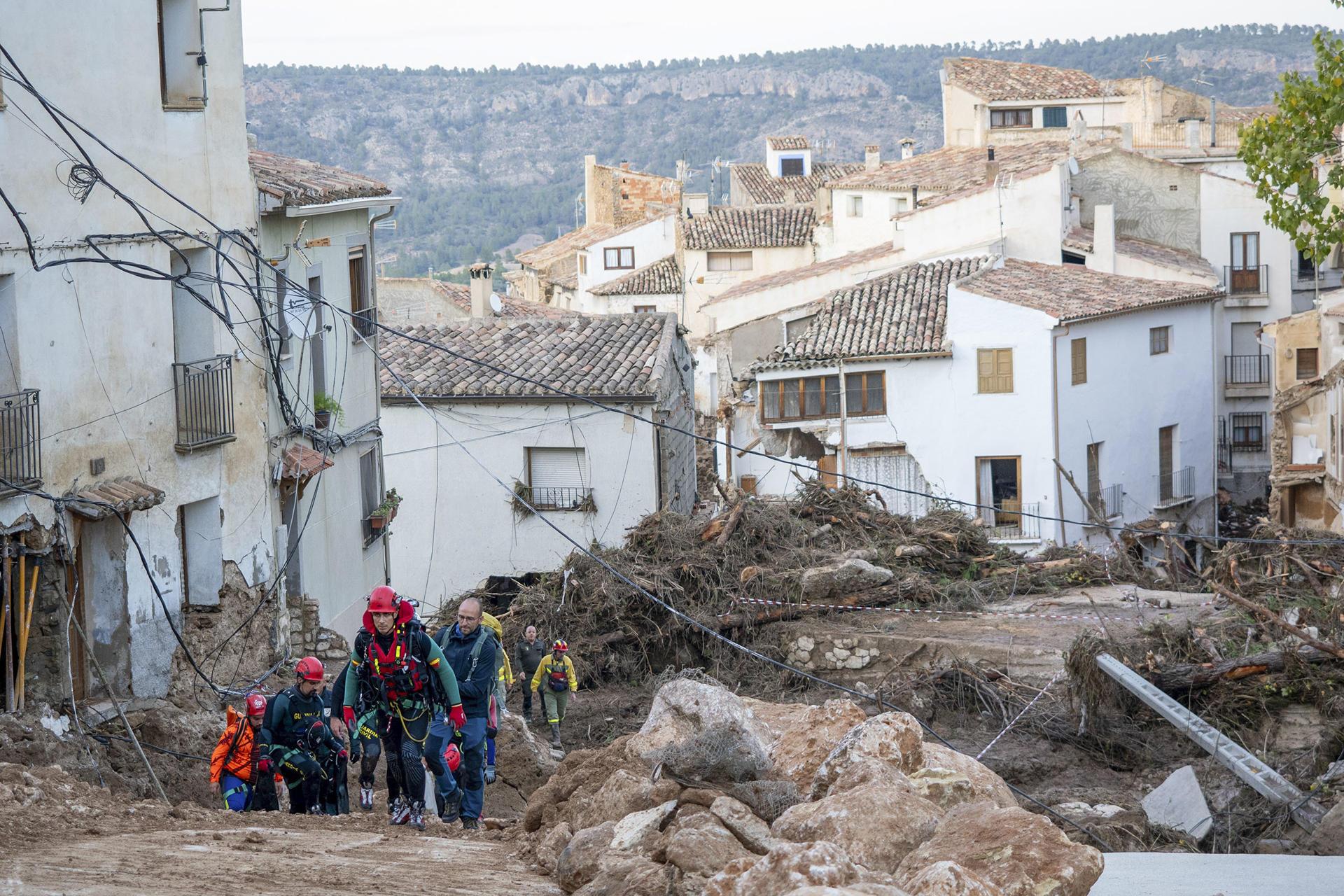 Efectivos de rescate operan este miércoles en la zona afectada por la inundaciones en Letur (Albacete). EFE/ Jesús Monroy
