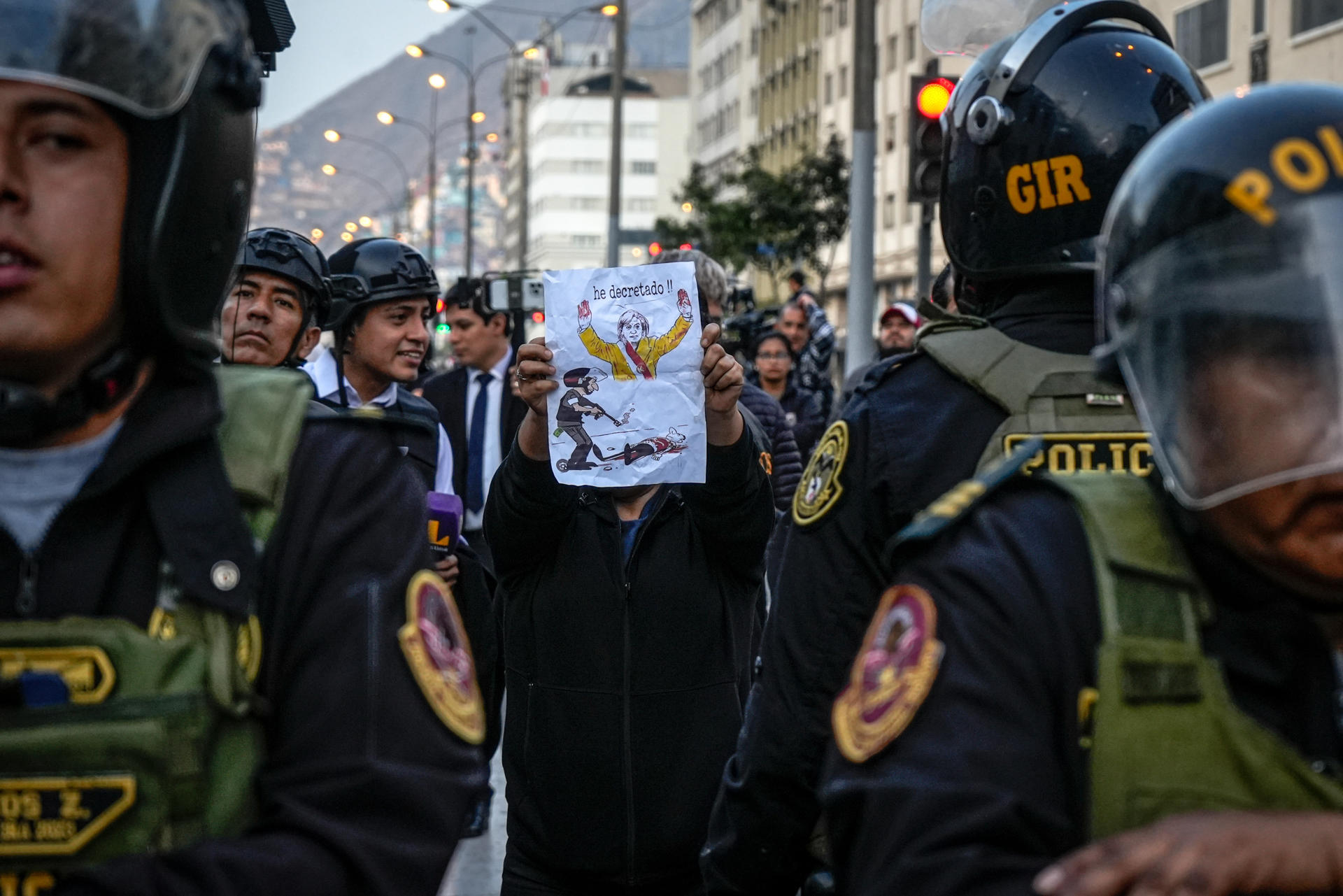 Un manifestante muestra un cartel durante una protesta este jueves, en Lima (Perú). EFE/ STR
