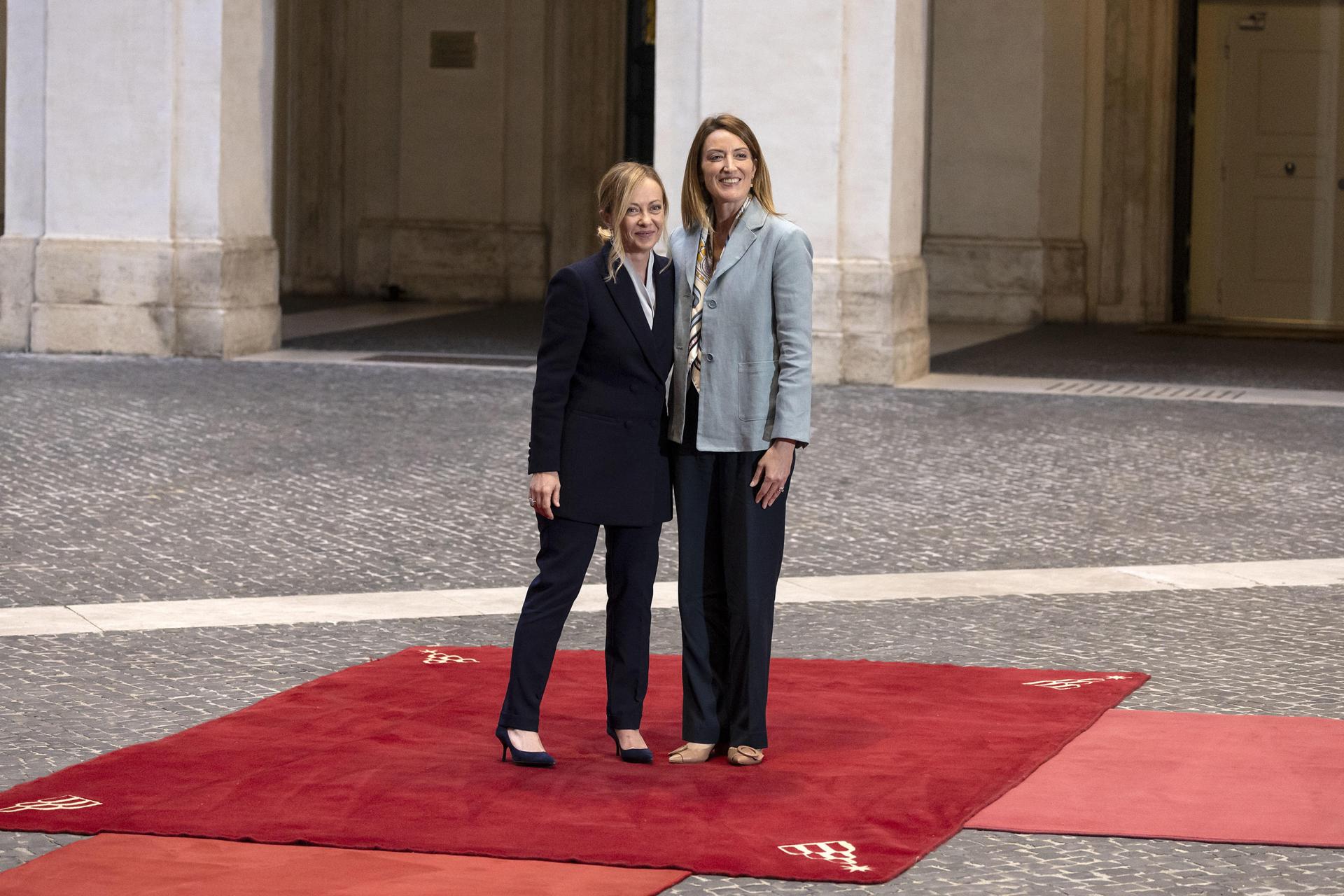 La primera ministra italiana, Giorgia Meloni (izq.), con la presidenta del Parlamento Europeo, Roberta Metsola (der.), durante su reunión en el Palacio Chigi en Roma, Italia, el 24 de octubre de 2024. (Italia, Roma) EFE/EPA/MASSIMO PERCOSSI
