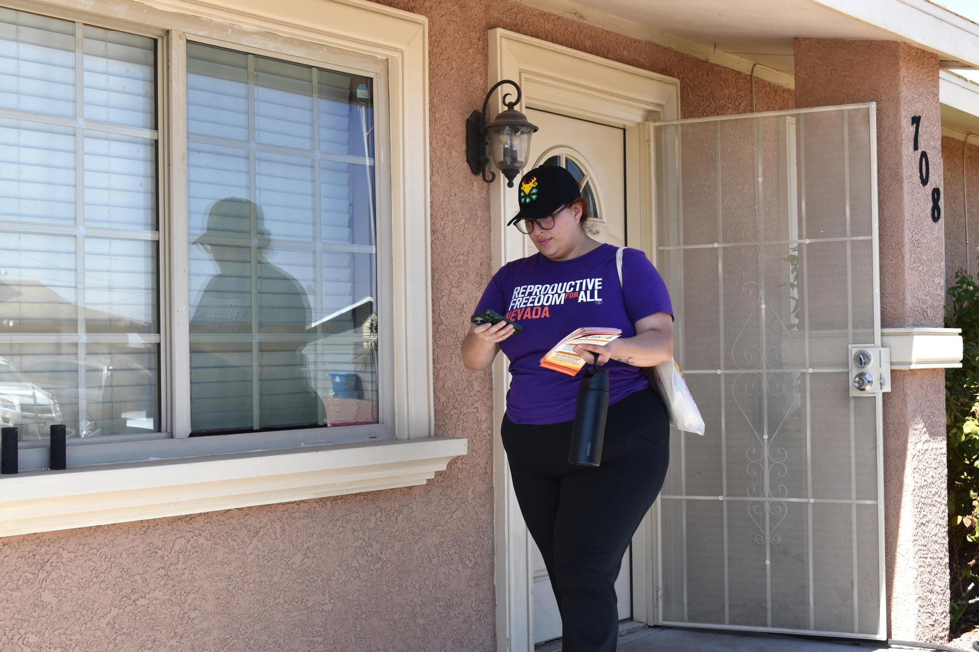 Fotografía del 3 de octubre de 2024 de Liliana Trejo, una voluntaria de la ONG Reproductive Freedom for All, dejando folletos que piden el voto a favor de la protección del aborto en la constitución de Nevada, en Las Vegas, Nevada (EE.UU.). EFE/Mónica Rubalcava
