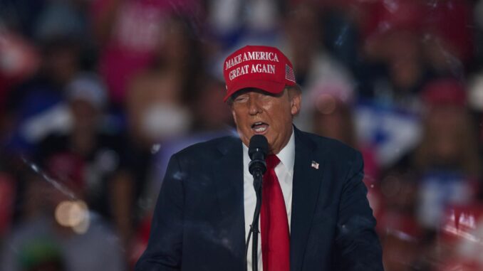 Fotografía de archivo del expresidente de Estados Unidos y candidato a la presidencia, Donald Trump. EFE/EPA/ALLISON DINNER
