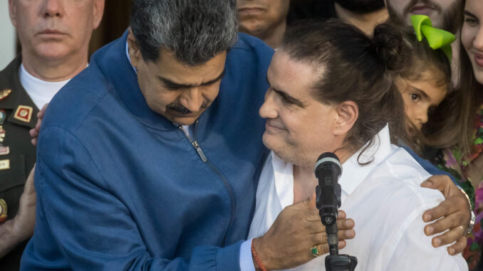 Fotografía del 20 de diciembre de 2023 del presidente de Venezuela, Nicolás Maduro (i), mientras recibe al empresario colombiano Alex Saab en el Palacio de Miraflores en Caracas (Venezuela). EFE/ Miguel Gutiérrez
