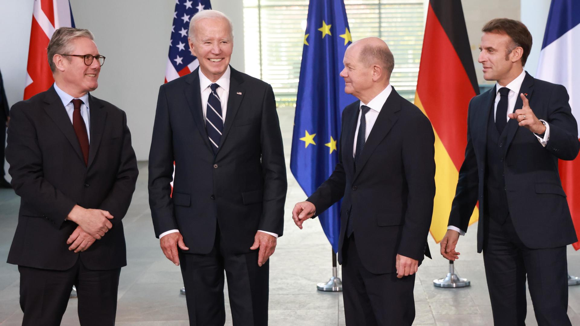 (De izq. a der.) El primer ministro británico, Sir Keir Starmer, el presidente estadounidense, Joe Biden, el canciller alemán, Olaf Scholz, y el presidente francés, Emmanuel Macron, asisten a una sesión de fotos familiares en la cancillería en Berlín, Alemania, el 18 de octubre de 2024. El presidente de Estados Unidos, Joe Biden, realizará una visita a Alemania del 17 al 18 de octubre de 2024 para asistir a una ceremonia de la Orden del Mérito y reunirse con la canciller alemana, el primer ministro británico y el presidente francés. (Francia, Alemania) EFE/EPA/CLEMENS BILAN
