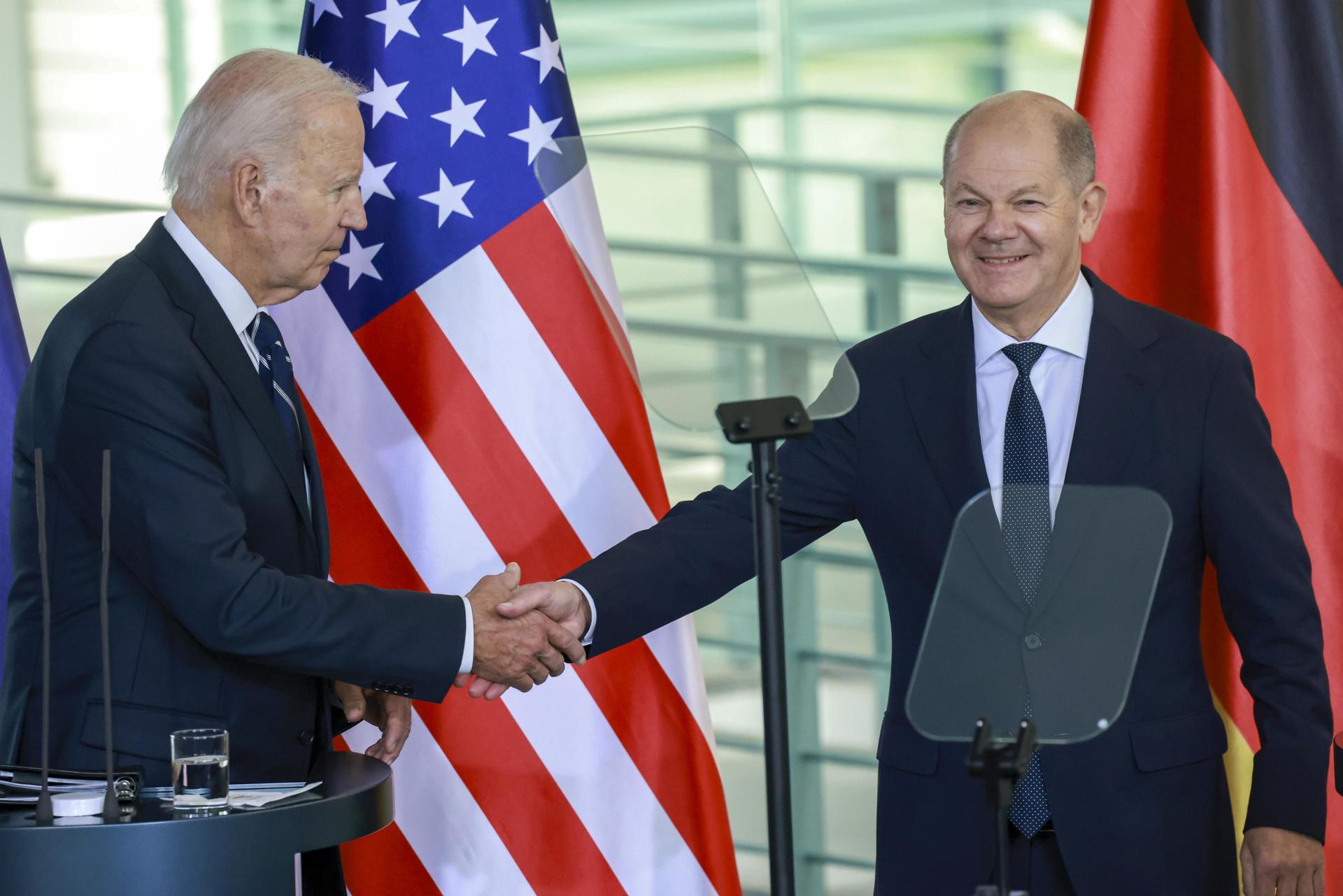 El canciller alemán, Olaf Scholz, (d) y el presidente estadounidense, Joe Biden, (i) se estrechan la mano en una conferencia de prensa conjunta en la cancillería en Berlín, Alemania, el 18 de octubre de 2024. EFE/EPA/CLEMENS BILAN
