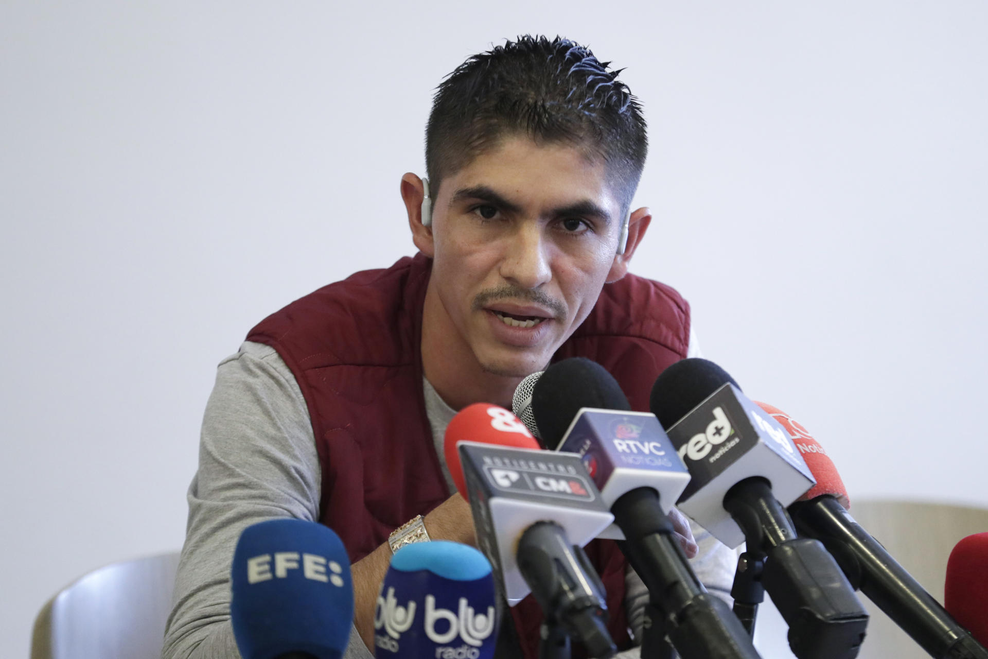 El delegado de las EMC -FARC EP Andrey Avendaño, habla durante una rueda de prensa este viernes, en Bogotá (Colombia). El Gobierno colombiano y los frentes escindidos del Estado Mayor Central (EMC), la mayor disidencia de las FARC, cerraron este viernes el VI ciclo de diálogos de paz en un periodo en el que esperan que el cese al fuego bilateral extendido por otros seis meses permita avanzar en la participación ciudadana y en las transformaciones en tres zonas priorizadas del país. EFE/ Carlos Ortega
