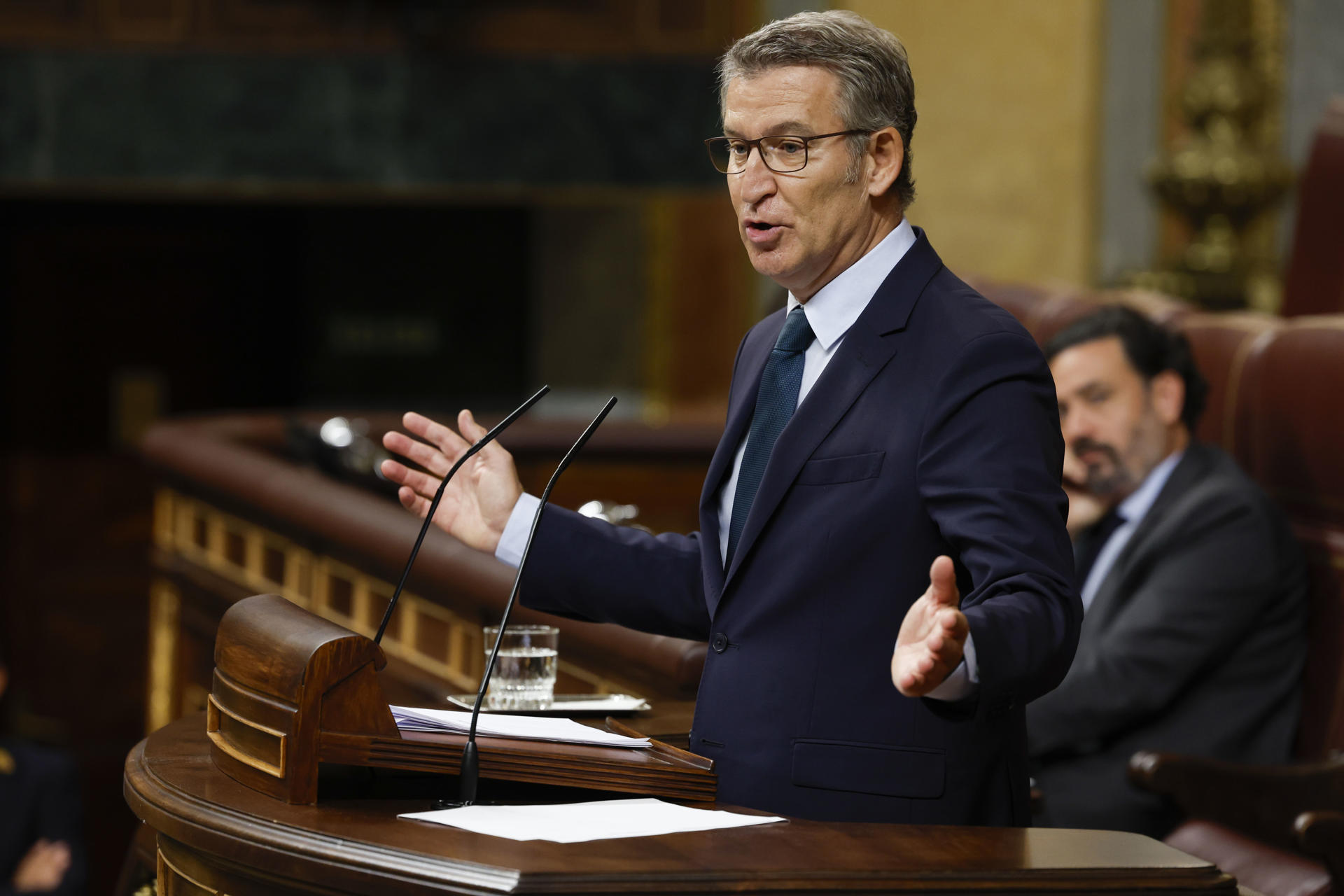 El presidente del PP, Alberto Núñez Feijóo interviene este miércoles en el Congreso. EFE/ J.J. Guillén
