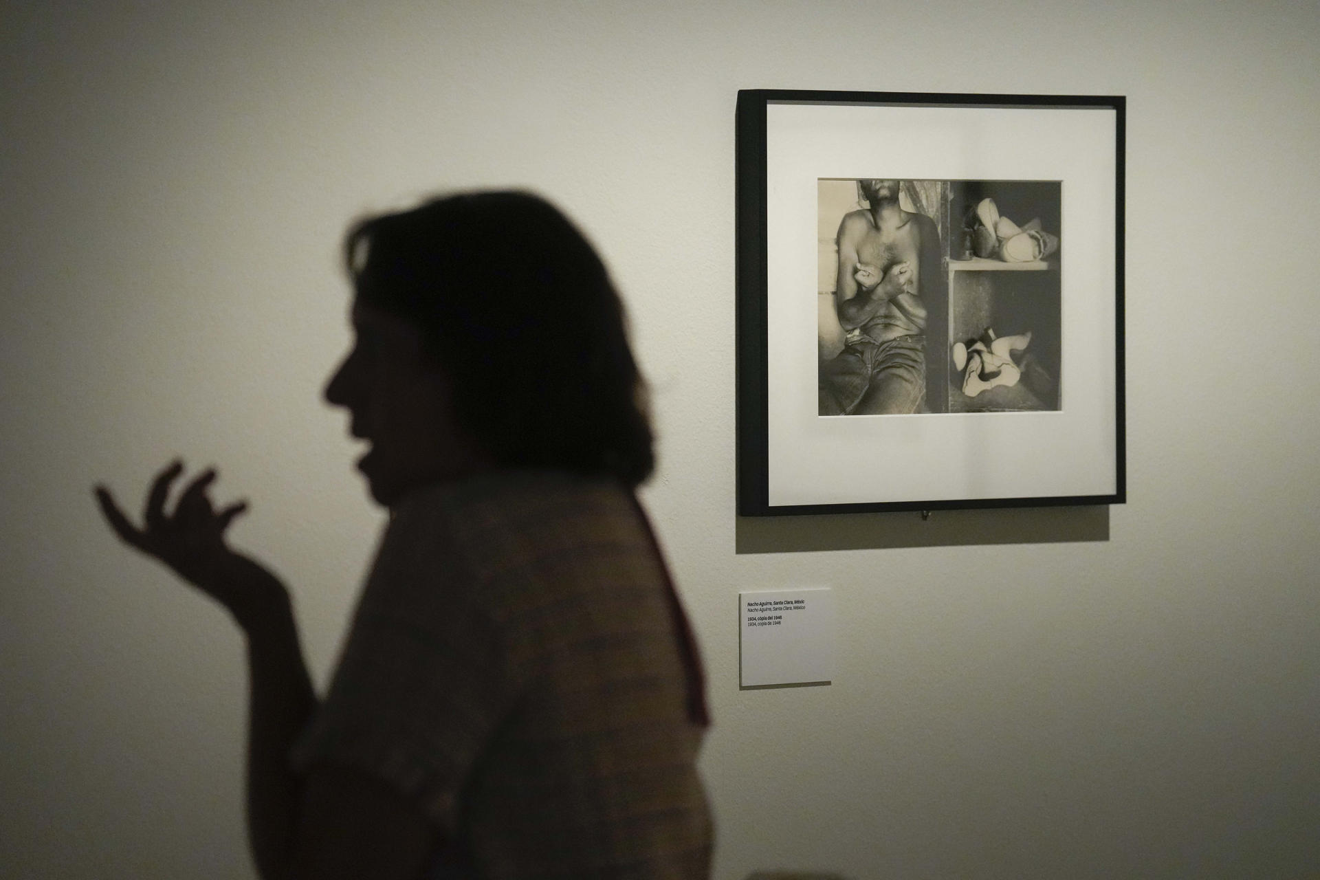 El centro KBr de la Fundación Mapfre en Barcelona recorre en la exposición 'Watch! Watch! Watch!' la variada obra del artista, cineasta, antropólogo y fotógrafo francés Henri Cartier-Bresson, a través de 250 fotografías, que dan testimonio de la historia del siglo XX. EFE/Enric Fontcuberta
