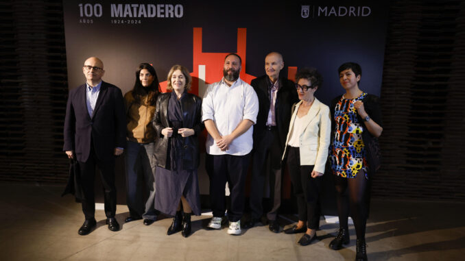 José Luis Romo, director del Matadero Madrid (c), presenta este viernes el programa del Centenario de la edificación de Matadero Madrid. Junto a él, entre otros, la delegada de Cultura, Turismo y Deporte del Ayuntamiento de Madrid, Marta Rivera de la Cruz (3i). EFE/ Javier Lizon
