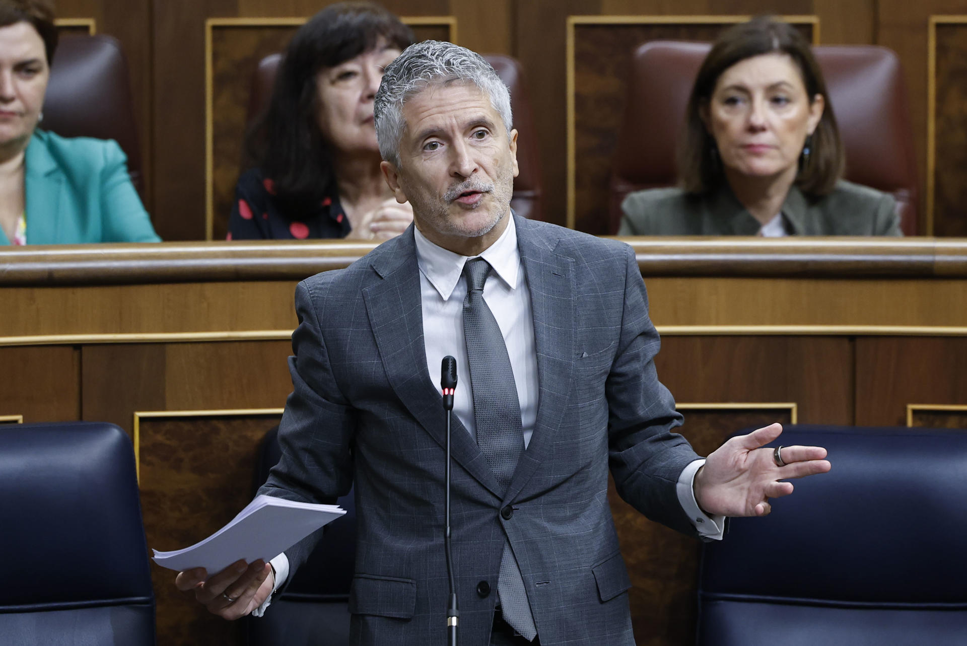 El ministro del Interior Fernando Marlaska interviene en la sesión de control celebrada este miércoles en el Congreso. EFE/ Chema Moya
