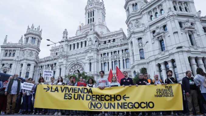 Manifestación que bajo el lema 'Se acabó. Bajaremos los alquileres' tiene lugar este domingo en Madrid en reclamo de medidas eficientes que ayuden a contener el precio de la vivienda en alquiler. EFE/Chema Moya
