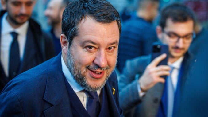 El vicepresidente del Gobierno italiano y líder de la ultraderechista Liga, Mateo Salvini, al llegar este jueves a la primera reunión del grupo de 'Patriotas por Europa', en Bruselas. EFE/EPA/OLIVIER MATTHYS