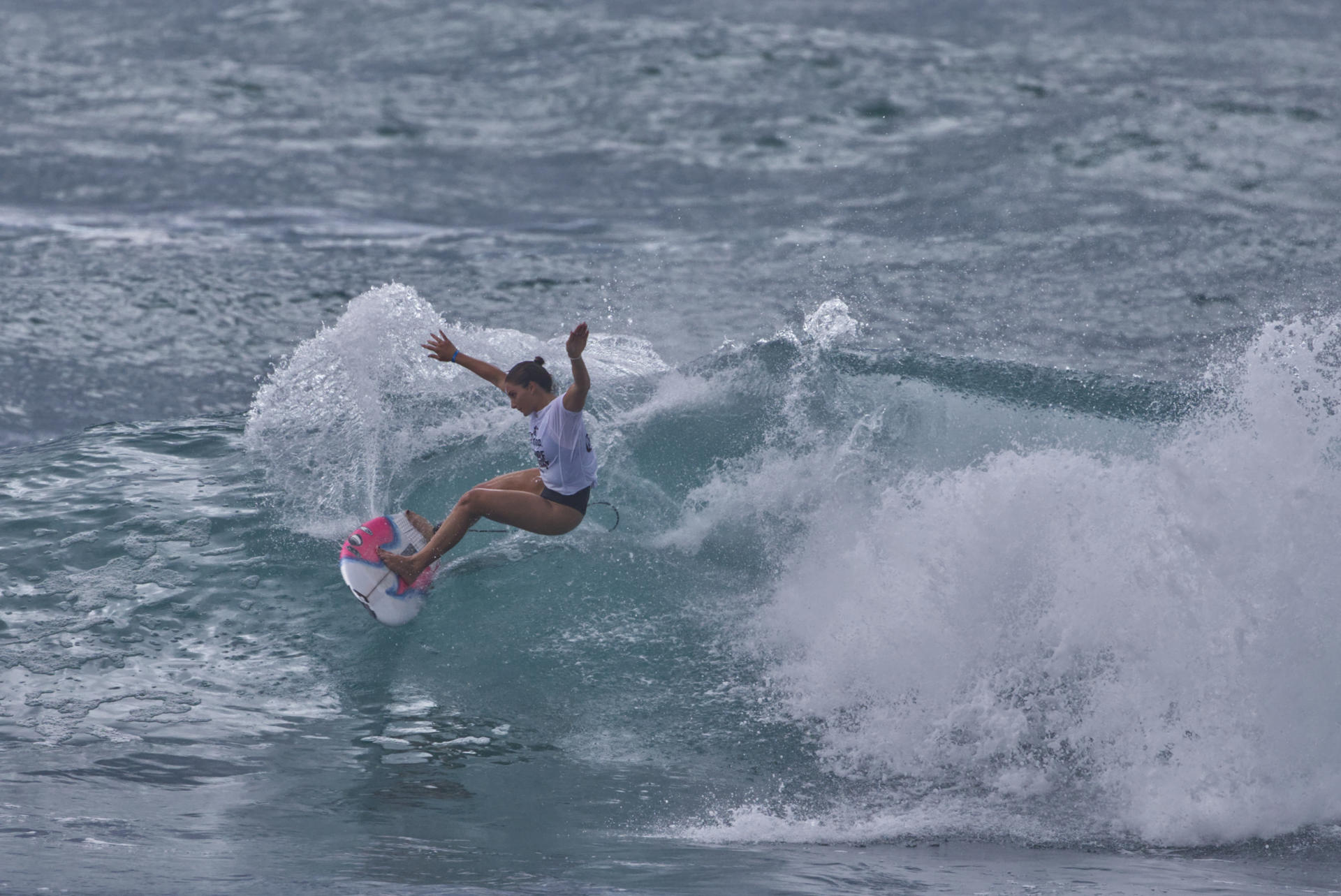 La puertorriqueña Havanna Cabrero compite durante la final de la edición 38 del Corona Pro Surf Circuit en la playa Middles, en Isabela (Puerto Rico). EFE/ Thais Llorca
