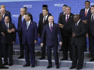 (De izq. a der., primera fila) El presidente turco, Recep Tayyip Erdogan, el presidente egipcio, Abdel Fattah al-Sisi, el presidente chino, Xi Jinping, el presidente ruso, Vladimir Putin, y el presidente sudafricano, Cyril Ramaphosa, así como otros participantes en la reunión BRICS+, posan para una foto familiar durante la cumbre BRICS en Kazán, Rusia, el 24 de octubre de 2024. EFE/EPA/MÁXIMO SHIPENKOV