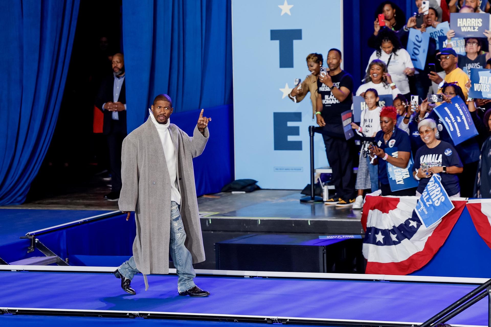 El cantante estadounidense Usher llega para hablar en apoyo de la vicepresidenta estadounidense y candidata presidencial demócrata Kamala Harris durante un mitin de campaña en el Anfiteatro Lakewood en Atlanta, Georgia, EE.UU., el 19 de octubre de 2024. EFE/ERIK S. MENOR
