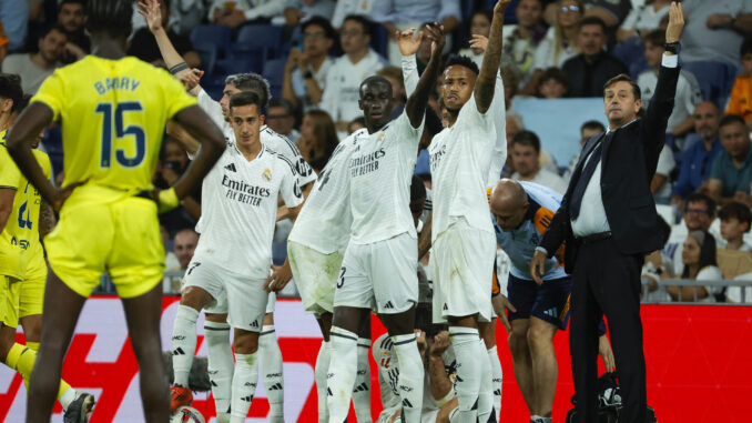 El defensa del Real Madrid Dani Carvajal se lesiona durante el partido de la jornada 9 de Liga que disputaron Real Madrid y Villarreal CF en el estadio Santiago Bernabéu. EFE/Zipi Aragón
