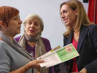 Candelaria Testa, alcaldesa de Alcorcón, durante la inauguración de la charla-coloquio sobre el acogimiento familiar, destacando la importancia del compromiso solidario con la infancia y la adolescencia.