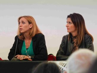 La alcaldesa de Alcorcón, Candelaria Testa, durante la rueda de prensa en la que reiteró la importancia de la coordinación interadministrativa y el refuerzo del transporte público para afrontar los efectos del soterramiento de la A5.