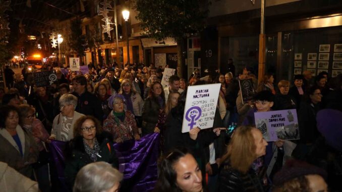 Mujeres participando en los actos del 25N en Fuenlabrada, alzando la voz contra la violencia machista y en defensa de la igualdad.