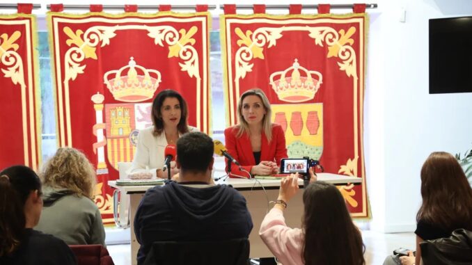 La alcaldesa de Alcorcón, Candelaria Testa, durante su intervención sobre las propuestas de movilidad frente a las obras de la A5.