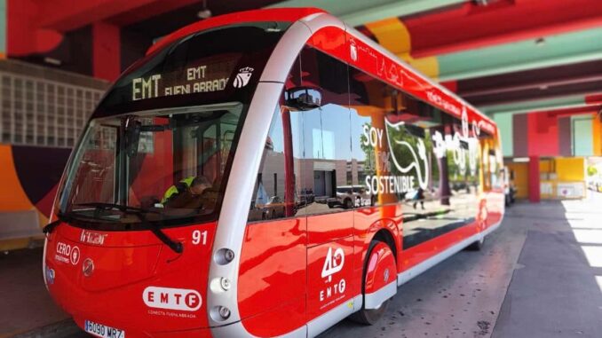 Autobús de la EMTF circulando por Fuenlabrada, símbolo de calidad, innovación y compromiso con la movilidad sostenible en la ciudad.