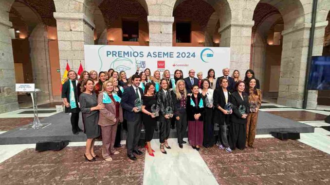 La consejera Rocío Albert, junto a las premiadas y asistentes al acto de la Asociación Española de Mujeres Empresarias (ASEME), celebrada en la Real Casa de Correos.