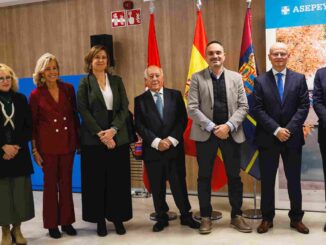 El alcalde de Móstoles, Manuel Bautista, junto a la concejal Ángeles García y representantes de Asepeyo en la inauguración del nuevo centro asistencial.