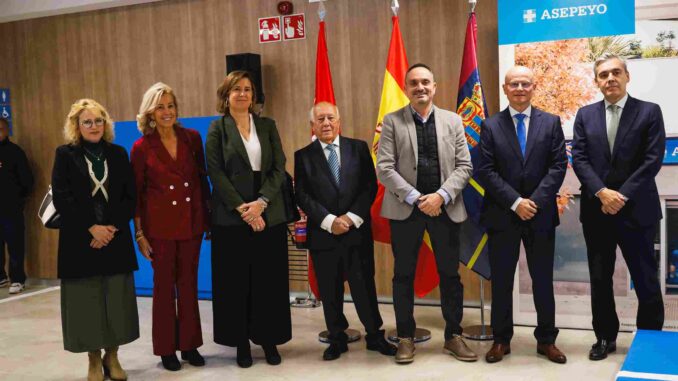 El alcalde de Móstoles, Manuel Bautista, junto a la concejal Ángeles García y representantes de Asepeyo en la inauguración del nuevo centro asistencial.