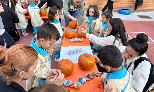 Familias unidas en la magia de Halloween: padres y madres acompañando a sus hijos en la decoración de calabazas