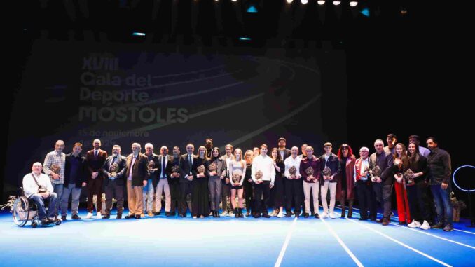 Los participantes de la XVIII Gala del Deporte de Móstoles posan junto a los galardonados, celebrando una noche de reconocimiento al esfuerzo, la superación y los valores del deporte, en un evento que destacó tanto el año olímpico como el deporte inclusivo.