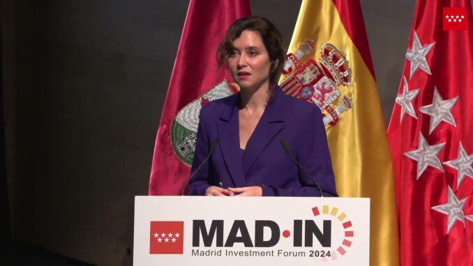 Isabel Díaz Ayuso interviene en una conferencia durante su visita a Samsung en Corea del Sur, destacando las oportunidades de inversión en Madrid.