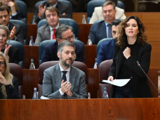 La presidenta de la Comunidad de Madrid, Isabel Díaz Ayuso (d) interviene en el pleno de la Asamblea de Madrid celebrado este jueves. EFE/ Fernando Villar