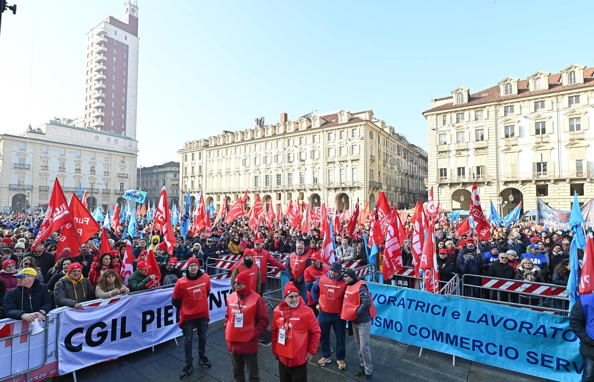 Los sindicatos de trabajadores se reúnen durante una huelga nacional contra las políticas del gobierno, en Turín, Italia, 29 de noviembre de 2024. La Confederación General Italiana del Trabajo (CGIL) y la Unión Italiana del Trabajo (UIL) convocaron a una huelga nacional contra la propuesta de presupuesto del gobierno, el incremento de salarios y pensiones, la financiación de la salud, la educación y los servicios públicos, así como la inversión en políticas industriales. (Protests, Italy) EFE/EPA/ALESSANDRO DI MARCO
