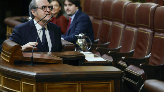 El Defensor del Pueblo, Ángel Gabilondo momentos antes de la presentación del informe sobre los abusos sexuales en el ámbito de la Iglesia católica y el papel de los poderes públicos, este jueves en el Congreso. EFE/Javier Lizón
