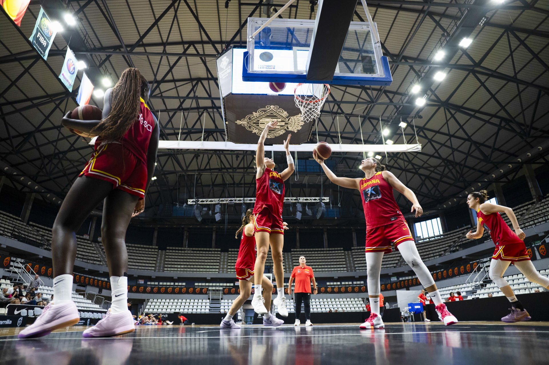 La Selección Femenina de Baloncesto ha entrenado este miércoles en el Pabellón Polideportivo Ciutat de Castelló antes de los partidos de la Ventana FIBA de clasificación para el Eurobasket de esta semana. El equipo dirigido por Miguel Méndez. se enfrentará el jueves 7 a las 21:00 horas a Países Bajos y, el domingo 10 a las 19:00 horas, frente a Croacia. EFE/Andreu Esteban
