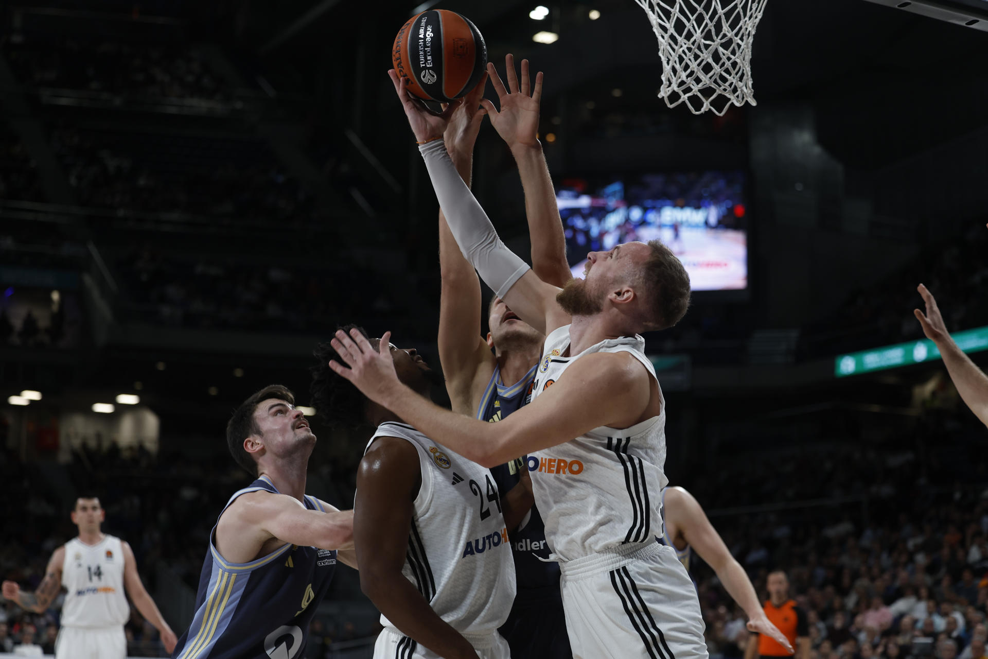 El alero bosnio del Real Madrid, Dzanan Musa, lanza a canasta en el partido de Euroliga ante el Alba Berlín, disputado este jueves en el Wizink Center. EFE/ Juanjo Martin
