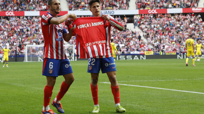 El centrocampista del Atlético de Madrid Giuliano Simeone (d) dedica a las víctimas de la dana de Valencia su gol ante Las Palmas durante el partido de Liga disputado este domingo en el Metropolitano. EFE/Chema Moya
