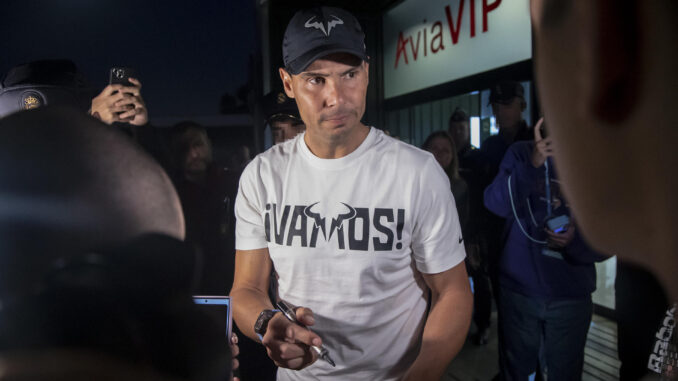 El tenista Rafa Nadal firma autógrafos a su llegada este jueves, al aeropuerto de Málaga (Andalucía) donde disputará la Copa Davis que comenzará el próximo día 19. EFE/ Daniel Pérez
