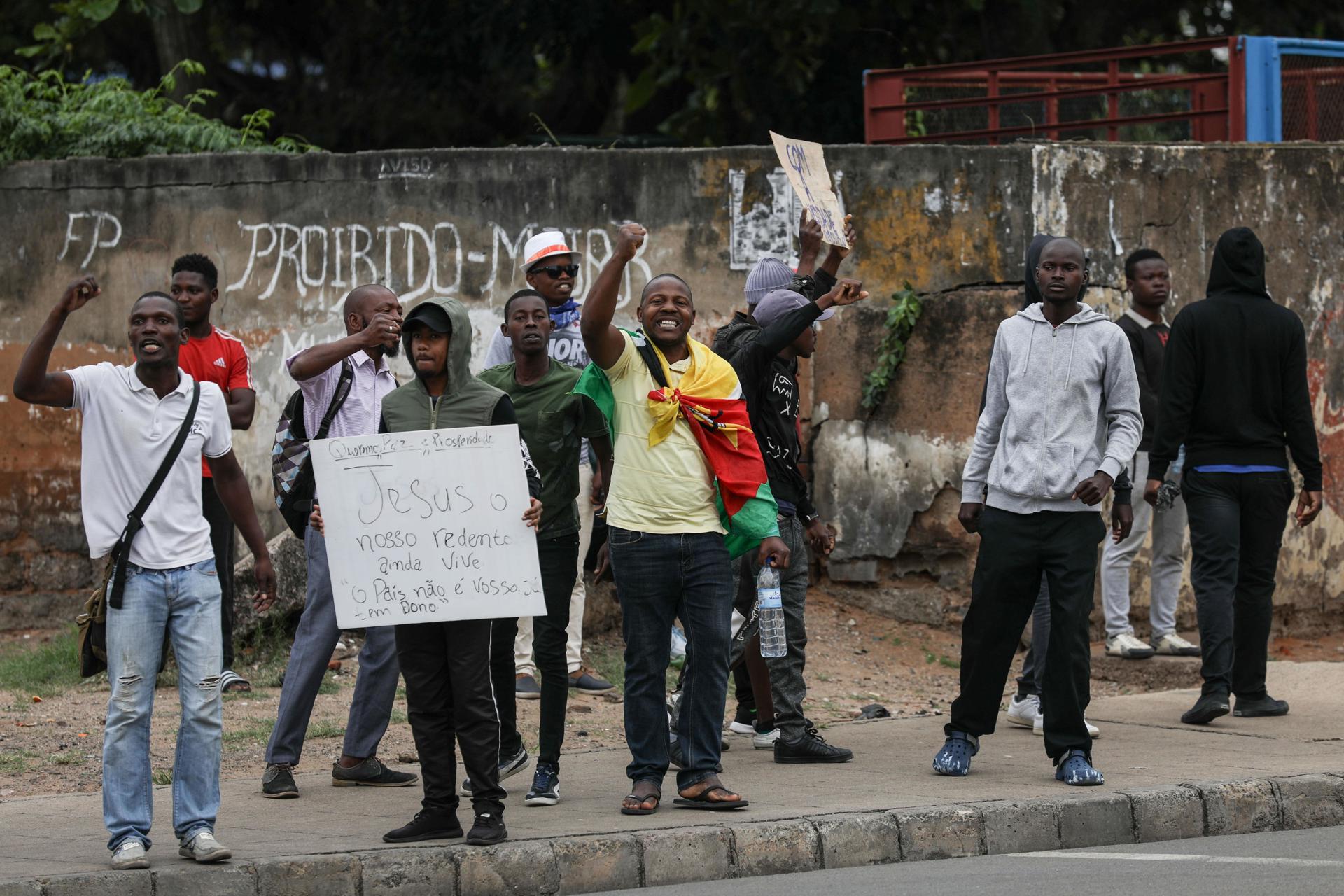 Los manifestantes gritan durante una huelga convocada por el Partido Optimista para el Desarrollo de Mozambique (Podemos) en Maputo, Mozambique, el 7 de noviembre de 2024. EFE/EPA/Luisa Nhantumbo
