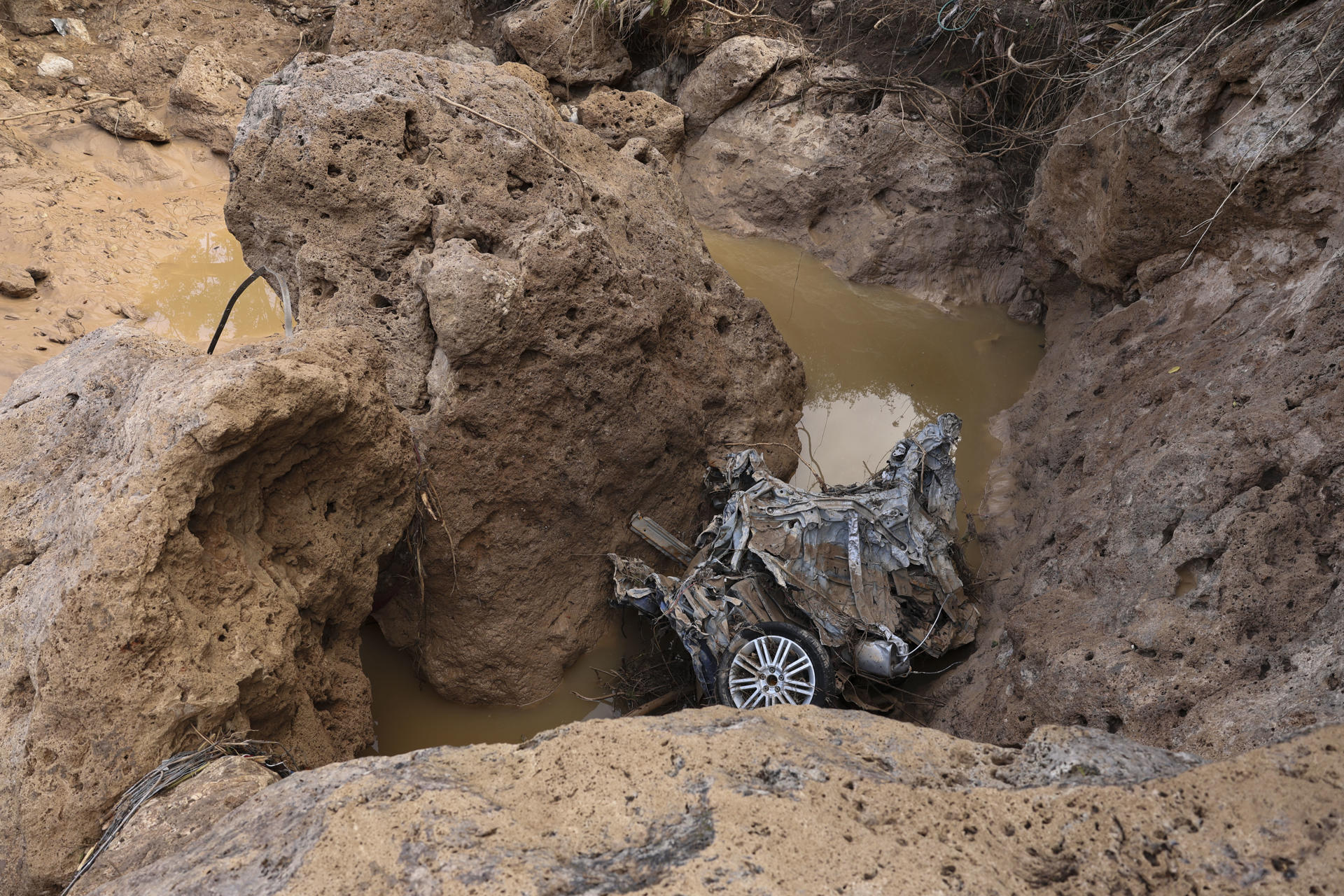 Vista de un coche atrapado entre las rocas en la cañada en Letur, provincia de Albacete, este viernes. EFE/ Ismael Herrero
